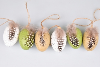 Vajíčka plastová na zavěšení kropenatá s peříčkem 4 cm, sada 24 ks