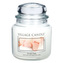 Svíčka ve skleněné dóze Village Candle, Pudrová svěžest, 454 g