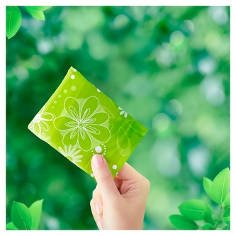 Naturella Ultra Maxi Hygienické vložky s křidélky a vůní heřmánku 16 ks