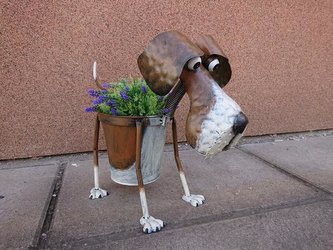 Pes plech s květníkem kývací