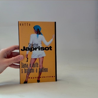 Dáma v autě s brýlemi a puškou