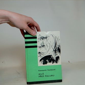Muž přes palubu