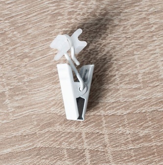 Kovová žabka do kolejnice nebo na kroužky bílá 1,5 cm x 0,6 cm balení obsahuje 10 kusů Mybesthome Kovová žabka do kolejnice nebo na kroužky bílá 1,5 cm x 0,6 cm balení obsahuje 10 kusů Mybesthome