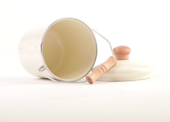 konev 1,6l na mléko KRÉMOVÁ, d12x15cm, smalt+dřevo