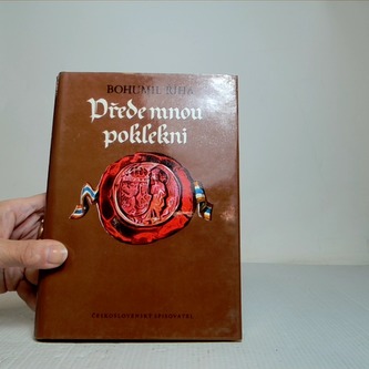 Přede mnou poklekni