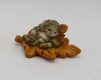 Ježek na listu 5,5x9,5x6 cm