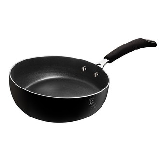 Pánev prohazovací s titanovým povrchem 26 cm Black Professional Line