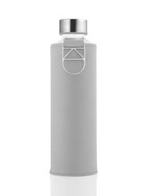 EQUA Mismatch Grey Dove 750 ml designová luxusní ekologická skleněná lahev na pití s obalem z umělé kůže
