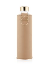 EQUA Mismatch Sienna 750 ml designová luxusní ekologická skleněná lahev na pití s obalem z umělé kůže