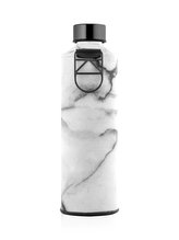 EQUA Mismatch Stone 750 ml designová luxusní ekologická skleněná lahev na pití s obalem z umělé kůže
