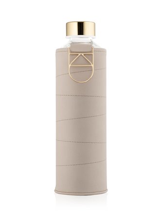 EQUA Mismatch Beige 750 ml designová luxusní ekologická skleněná lahev na pití s obalem z umělé kůže