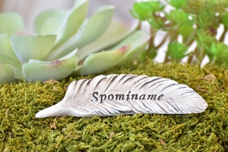 Smuteční dekorace - pírko s nápisem Spomíname