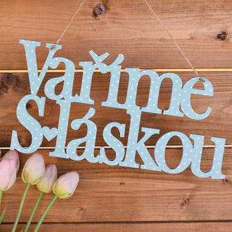 Vyřezávaná cedulka - "Vaříme s láskou"