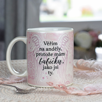 Perleťový hrnek Věřím na anděly - babička