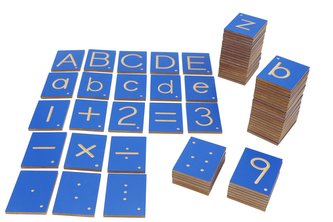 Destičky s čísly a písmeny