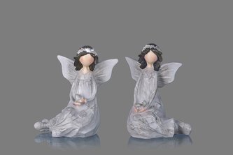 Víla poly šaty s květinou sedící