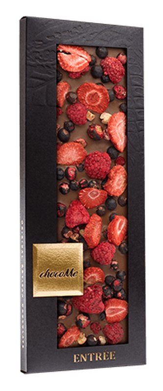 Mléčná čokoláda s plátky jahod, kousky černého rybízu a celými malinami